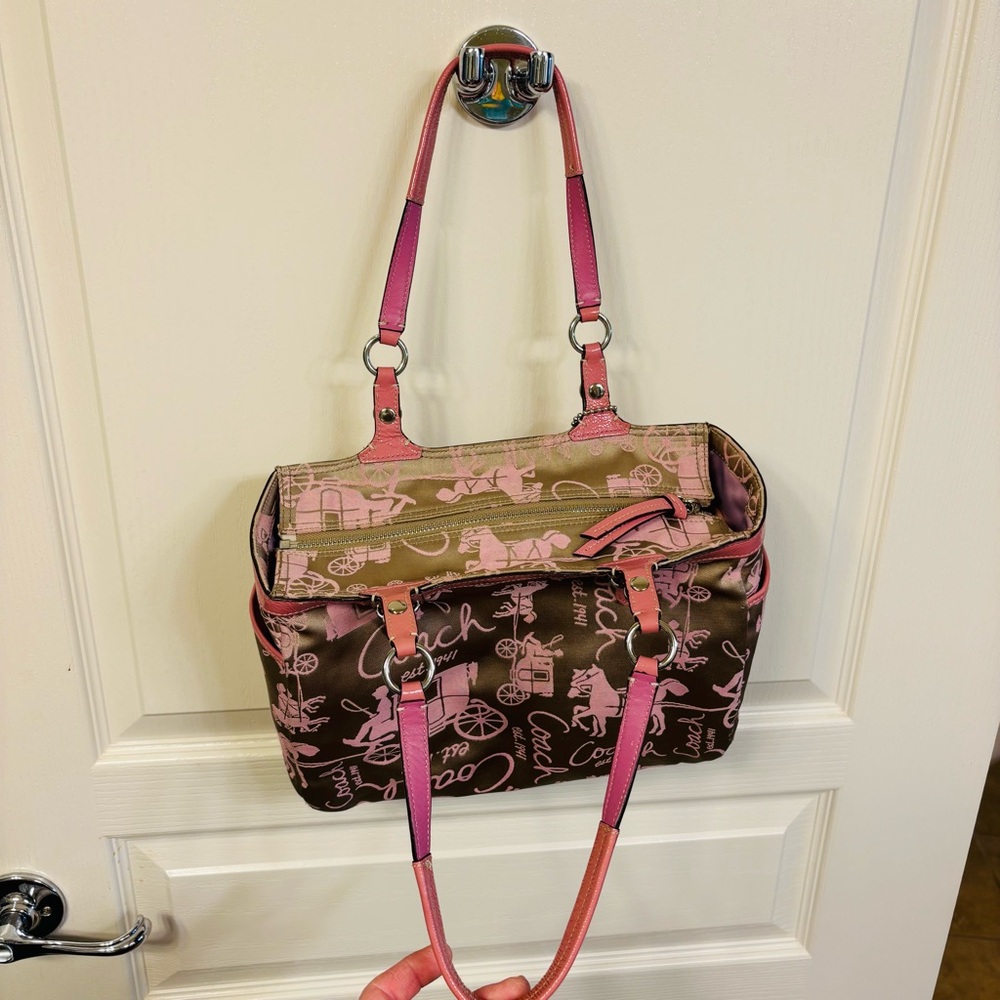 Coach signature Gallery East West Horse & Carriage  in pink F15144 - Picture 7 of 16